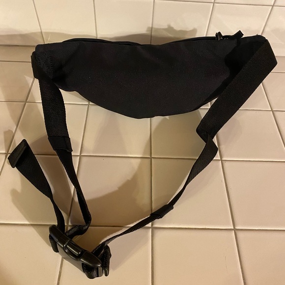 Nike Crossbody Fanny Pack Bag Hip Waist Bag Adjustable Band Black & White - Picture 3 of 7